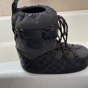 Louis Vuitton men’s Snow Storm boots fits 9.5US